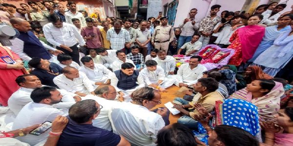ग्वालियर हादसे में मृतकों के परिजनों से मुलाकात करते हुए मुख्यमंत्री मोहन यादव और केन्द्रीय मंत्री सिधिया ग्वालियर हादसे में मृतकों के परिजनों से मुलाकात करते हुए मुख्यमंत्री मोहन यादव और केन्द्रीय मंत्री सिधिया