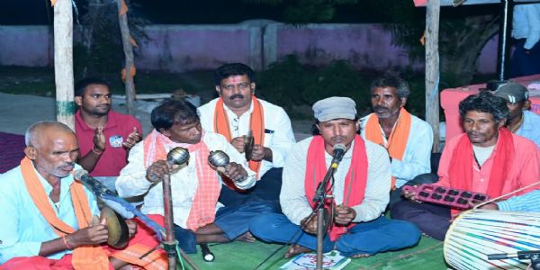 ग्रामीणों के साथ भक्ति रस में झूमे उप मुख्यमंत्री, लोगों की समस्याएं सुनकर निराकरण के दिए निर्देश