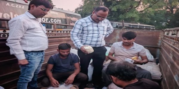 ग्वालियरः बस स्टैंड पर 680 किलोग्राम मावा जब्त, जांच के लिए नमूने लिए