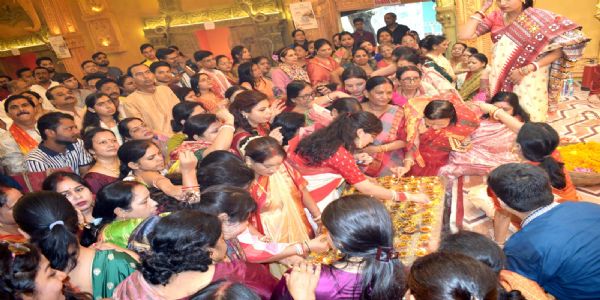 प्रयागराज के बाई का बाग दुर्गा पूजा बारवारी में विशेष मुहूर्त में हुई संधि पूजा
