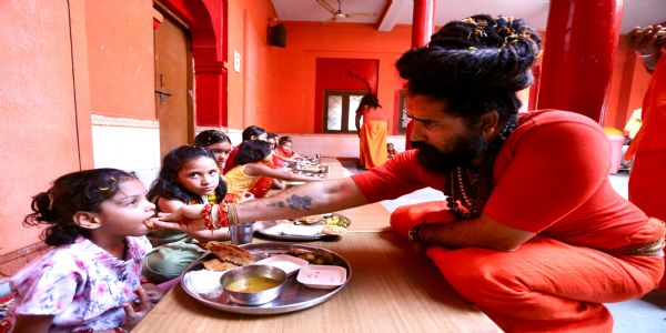बाघंबरी मठ में हर्षोल्लास से मनाई गई महानवमी, महंत ने विधि-विधान से किया कन्या पूजन