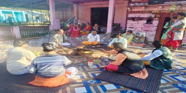 नवरात्र की महानवमी पर देवी मां की विशेष स्तुति की, कन्याओं को जिमाया