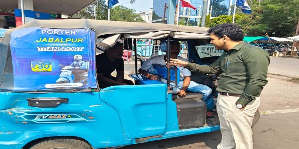 सड़क सुरक्षा और यातायात नियमों को लेकर चौक पर रुककर कलेक्टर ने ऑटो चालकों से किया संवाद