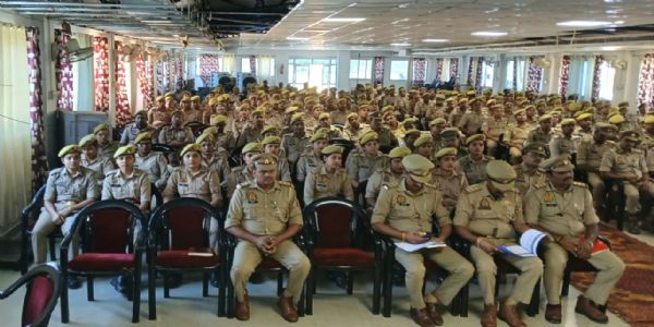 देवरिया : एमएलसी चुनाव को लेकर पुलिसकर्मियों की ब्रीफिंग, निष्पक्षता से ड्यूटी करने के निर्देश