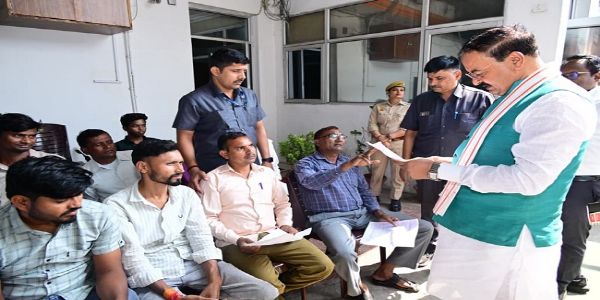 जनकल्याणकारी योजनाओं का लाभ पात्रों तक पहुंचाएं अधिकारी : केशव प्रसाद मौर्य