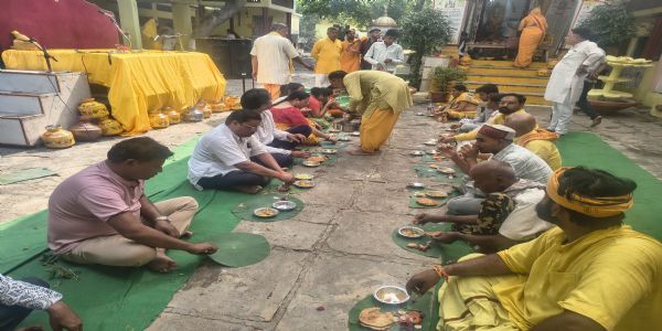 महोबा : गायत्री मंदिर में गूंजे वेद मंत्र, 24 कुण्डीय गायत्री महायज्ञ में भक्तों ने विश्व शांति के लिए दी आहुतियां