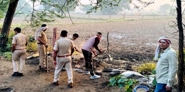 पुलिस का छापा,अवैध शराब की भटि्टयां तोडी
