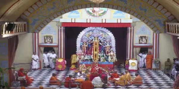 बेलूर मठ और जयरामबाटी में पूरे विधि-विधान से संपन्न हुई कुमारी पूजा, दर्शन के लिए उमड़ा श्रद्धालुओं का जनसैलाब