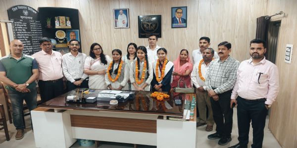 महानवमी पर मुरादाबाद की तीन छात्राओं ने संभाली अधिकारियों की कुर्सियां