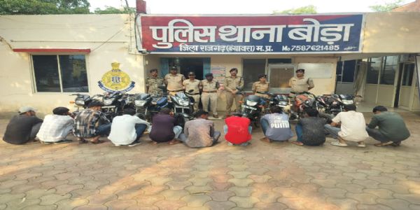 राजगढ़ः पैसों से ताश खेलते 11 गिरफ्तार, 6.15 लाख रुपये का मशरूका जब्त
