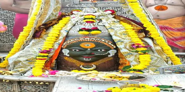 उज्जैन: महाकाल का देवी स्वरूप में शृंगार, रजत मुकुट और मुंडमाला से सजे बाबा
