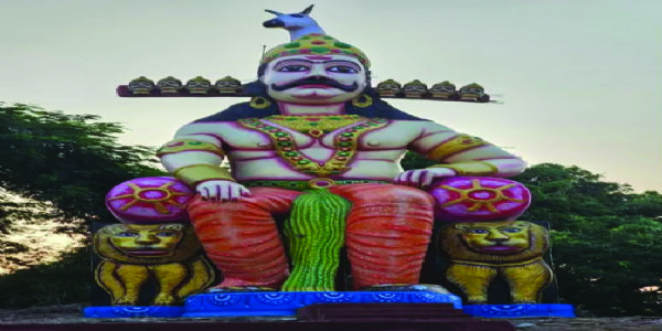 मंदसौर में रावण को पूजा जाता है, प्रतिमा के आगे से महिलाएं घूंघट डाल के निकलती है