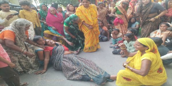 हमीरपुर : फल विक्रेता की मौत पर भड़का आक्रोश, शव रखकर परिजनों ने कालपी स्टेट हाइवे पर लगाया जाम
