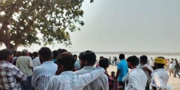 नवमी के दिन गंगा स्नान करते वक्त महिला समेत दो डूबे, तलाश जारी