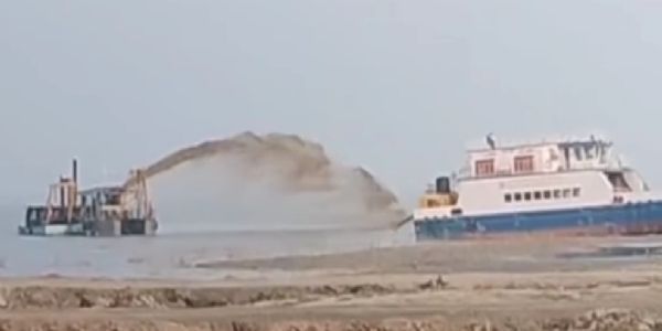 गंगा का जलस्तर घटने से बियाडा घाट पर एक सप्ताह से फंसा जहाज, निकालने का प्रयास जारी