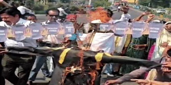 इंदौर कांग्रेस ने महापौर को बताया ‘मित्रासुर’, रीगल चौराहे पर फूंका पुतला