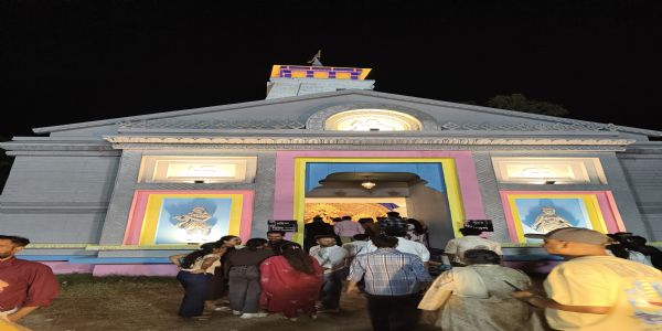 गुवाहाटी में महाअष्टमी की धूम: पांडालों में उमड़े भक्त, संधि पूजा और कुमारी पूजा से गूंजा असम