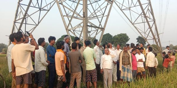 400 केवी टावर पर चढ़ा युवक, एक घंटे तक हलक में अटकी रहीं ग्रामीणों की सांसें