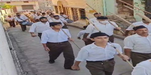 विजयदशमी के पूर्व दिवस पर राष्ट्रीय स्वयंसेवक संघ के स्वयंसेवकों की निकली पथ संचलन यात्रा
