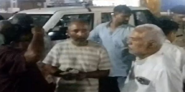 नर्मदापुरम्ः पटवारी ने ट्रेन से कटकर की आत्महत्या, स्टेशन की पार्किंग में कार में मिले दो बेटों के शव