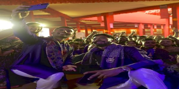 केकेआर खिलाड़ियों ने किया बंगाल की कांथा कला का सम्मान केकेआर खिलाड़ियों ने किया बंगाल की कांथा कला का सम्मान