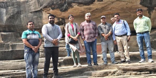 भारतीय विदेश सेवा के अधिकारियों की उदयगिरी की गुफाओं का अवलोकन करने के बाद सामूहिक तस्वीर भारतीय विदेश सेवा के अधिकारियों की उदयगिरी की गुफाओं का अवलोकन करने के बाद सामूहिक तस्वीर