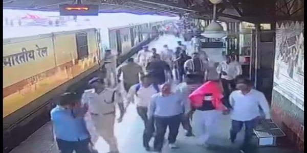 पुणे–जयपुर के जनरल कोच से दो युवकों और एक नाबालिग को पकड़ा, मुंबई पुलिस की सूचना पर हुई कार्रवाई : आरपीएफ और पुलिस की संयुक्त कार्रवाई पुणे–जयपुर के जनरल कोच से दो युवकों और एक नाबालिग को पकड़ा, मुंबई पुलिस की सूचना पर हुई कार्रवाई : आरपीएफ और पुलिस की संयुक्त कार्रवाई