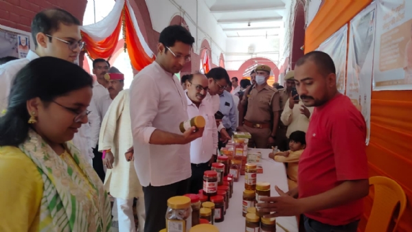 गांधी जयंती पर लगी प्रदर्शनी का अवलोकन करते हुए जिलाधिकारी सैमुअल पाल