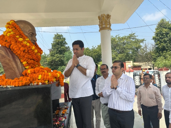 राष्ट्रपिता महात्मा गांधी को माल्यार्पण कर श्रद्धांजलि देते हुए जिलाधिकारी सैमुअल पाल एन