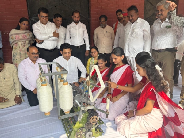 गांधी जयंती के अवसर पर कलेक्ट परिसर में लगी प्रदर्शनीमें सूत करती हुई लड़कियां