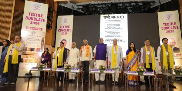 केंद्रीय मंत्री गिरिराज सिंह के साथ अन्य लोग मौजूद। केंद्रीय मंत्री गिरिराज सिंह के साथ अन्य लोग मौजूद।