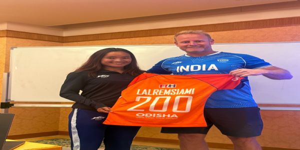 कोच स्जोर्ड मारिजने लालरेम्सियामी को स्मृति जर्सी प्रदान करते हुए (फोटो क्रेडिट: हॉकी इंडिया) कोच स्जोर्ड मारिजने लालरेम्सियामी को स्मृति जर्सी प्रदान करते हुए (फोटो क्रेडिट: हॉकी इंडिया)