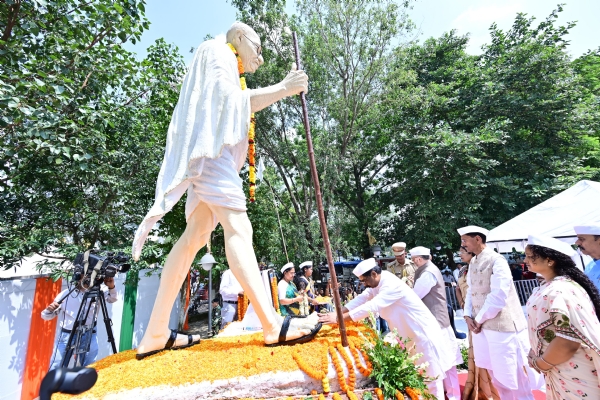 मुख्यमंत्री श्रद्धांजलि देते हुए मुख्यमंत्री श्रद्धांजलि देते हुए