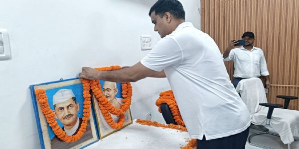 गांधी जयंती पर कटिहार के शहीद चौक पर डीएम-एसपी ने बापू को दी श्रद्धांजलि, सत्य और स्वच्छता का लिया संकल्प