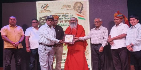 प्रेस फाेटाेग्राफर रामरतन माेदी का सम्मान
