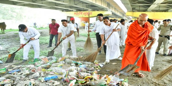 गांधी-शास्त्री जयंती पर पतंजलि विवि ने निकाली स्वच्छता और नशामुक्ति रैली