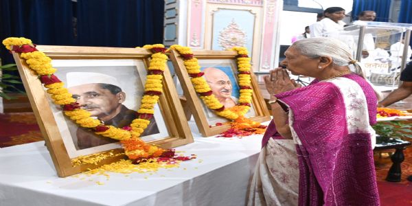 राज्यपाल ने राष्ट्रपिता महात्मा गांधी व पूर्व प्रधानमंत्री लाल बहादुर शास्त्री को श्रद्धांजलि दी