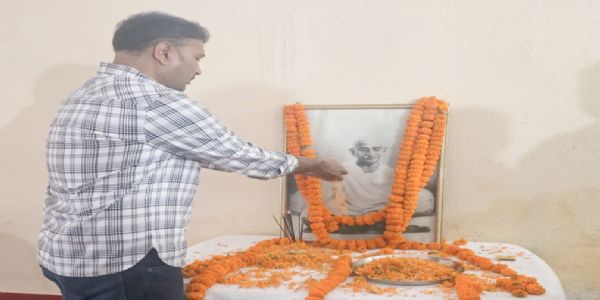 गांधी जयंती पर सुदेश महतो ने दी श्रद्धांजलि, सत्य-अहिंसा के मार्ग पर चलने का संकल्प