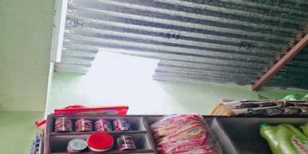 सिमराही बाजार में तीन दुकानों को चोरों ने बनाया निशाना