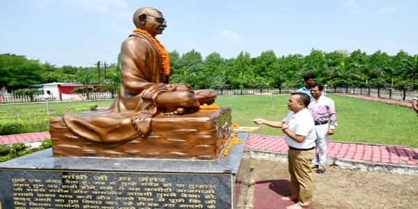 राष्ट्रपिता महात्मा गांधी की जयंती पर कलेक्टर श्री महोबे ने किया नमन