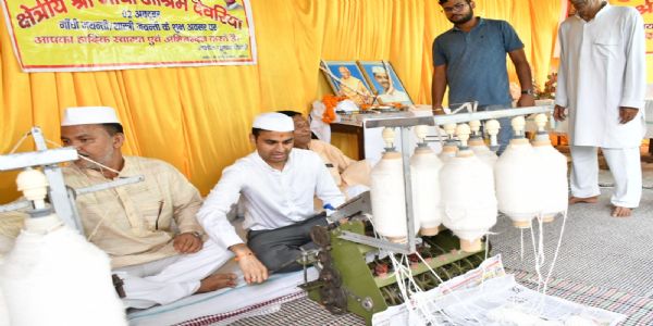 देवरिया : गांधी आश्रम में चरखा चलाकर जिलाधिकारी ने काता सूत, महात्मा गांधी के त्याग और समर्पण को किया याद