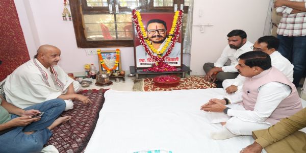 भोपाल: मुख्यमंत्री डॉ. यादव ने स्व. दिव्यऋषि तिवारी के निवास पहुंचकर परिजन को दी सांत्वना