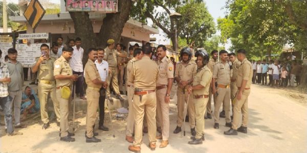 दुराचार के आरोपिताें की गिरफ्तारी न होने पर ग्रामीणों का चक्का जाम