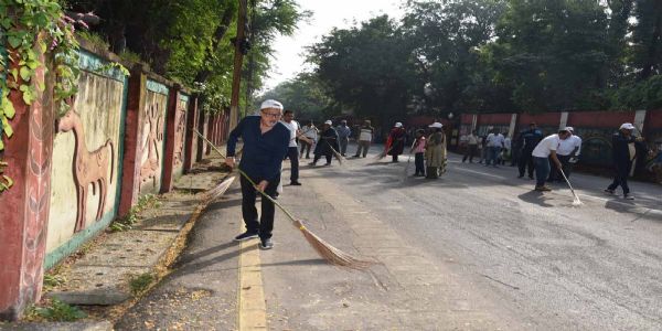 गांधी जयंती पर राज्यपाल रमेन डेका ने चलाया स्वच्छता अभियान