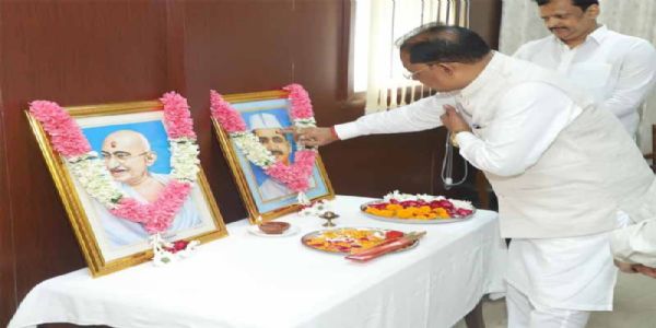मुख्यमंत्री साय ने महात्मा गांधी और लाल बहादुर शास्त्री के चित्र पर पुष्प अर्पित कर दी श्रद्धांजलि