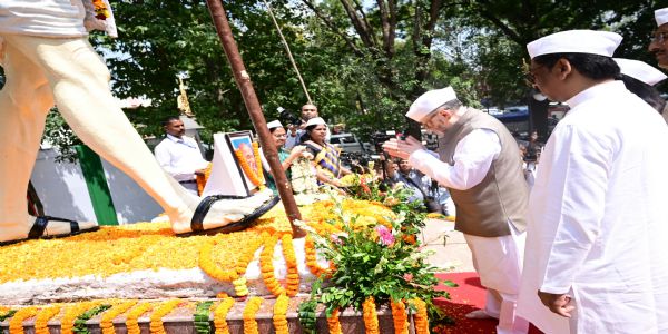 गांधी जयंती पर राज्यपाल और मुख्यमंत्री ने बापू वाटिका पहुंचकर दी श्रद्धांजलि