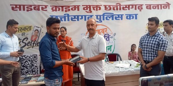 जांजगीर में 36 लाख के 120 गुम मोबाइल लौटाए, बच्चों ने रंगोली-चित्रकला से दिया साइबर सुरक्षा का संदेश