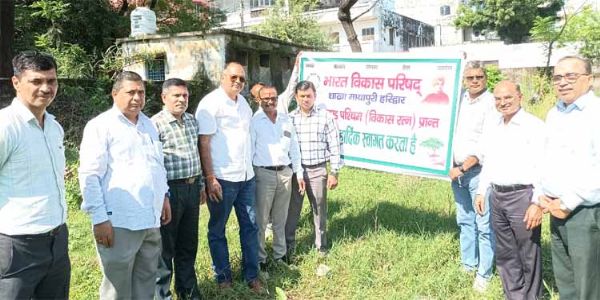 पितृपक्ष में पौधरोपण कर पर्यावरण संरक्षण का लिया संकल्प