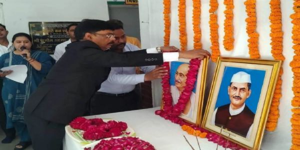 हाथरस, : गांधी और शास्त्री जयंती पर कलेक्ट्रेट में हुआ कार्यक्रम, डीएम ने दिलाई जनसेवा की शपथ