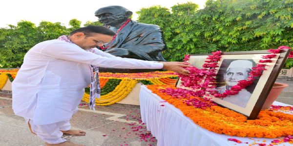 मुख्यमंत्री भजनलाल ने गांधी और शास्त्री को श्रद्धांजलि दी
